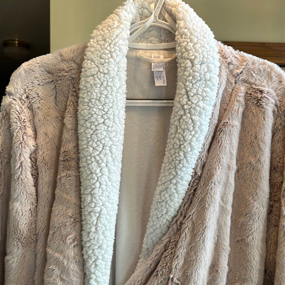 Stars Above Pink Robe - Picture 3 of 10